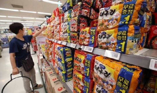 소비자가 대형 마트에서 라면 묶음 제품을 살펴보고 있다.  연합뉴스